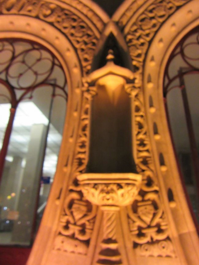 夜のロシオ駅<br />ここにいたセバスティアン国王像（在位１５５７〜７８年）はポルトガルの歴史に登場する伝説的な存在で、24歳で戦死し、奇しくも24歳の自撮り男により破壊されてしまう事件が2016年5月に起きました。ちゃんと弁償して罪を償ってほしいですね！怒