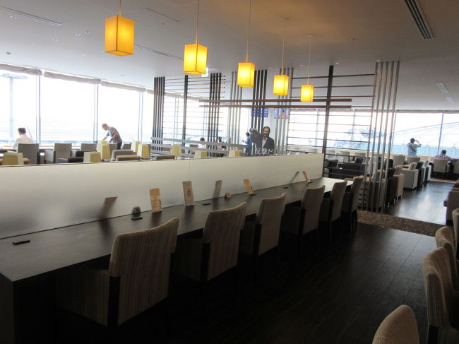 免税エリアは駆け足で、早々にスカイラウンジANEXへ。<br />成田のラウンジはビール一杯無料ですが、こちらは有料。しかし広くてカフェモカとかティーの種類が豊富でした。