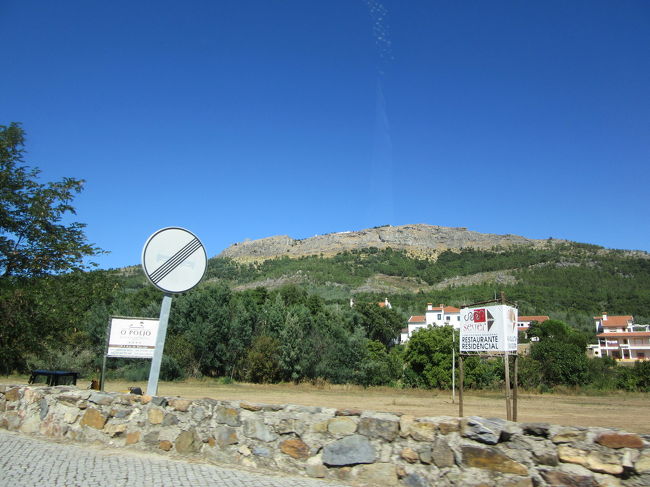 ２時過ぎにタクシーでカステロ・デ・ヴィデを出て<br />炎天下の中、くねくね道を猛スピードで飛ばすのでちょっぴり酔いました…<br />15分も走ると<br />ドライバーさんが、指差して<br />「アキー、マルヴァオン！」<br />あれ、マルヴァオンだよと。<br />あ、あんな崖の上にあるのー？