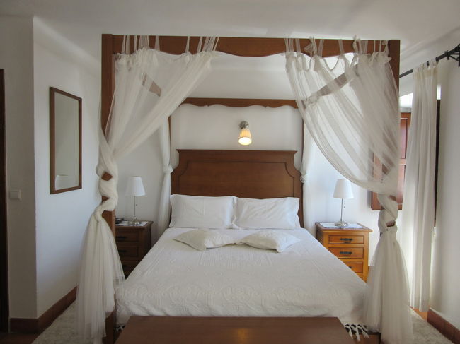 「Dom Dinis」 <br />スーペリアダブルルームテラス付き75ユーロ、朝食付き。<br />天蓋ベッドにテンションアップ♪<br />村だけど冷蔵庫もテレビもエアコンも付いてる〜〜贅沢！！