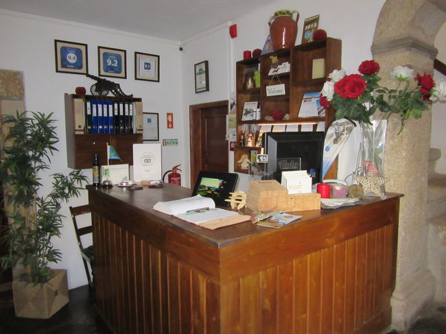 チェックイン。<br />このとき、<br />明日はポルタレグレ15：30発のバスに乗りたいからタクシー呼んで欲しいと伝えると、<br />んじゃ14:30にフロント前にタクシー呼んでおくよ！と分かりやすい英語で教えてくれた。フロントのお兄さん、ありがとう。<br /><br />