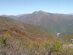 天満宮の先から見た山々。朝日岳や白毛門など。