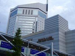 今夜のホテルは、「JRホテルクレメント高松」
空港リムジンバスの停留所がホテルのロータリにあり
翌日の小豆島行きのフェリー乗り場にも遊歩道で直結　とっても便利でした。