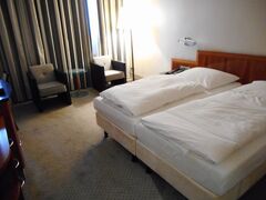 夕刻ハンブルク空港着。空港駅からSバーンで中央駅へ。中央駅目の前のホテル・オイロペイシャー・ホフに投宿。スタンダード・プラス・ダブル（朝食込）がBooking.comで一泊190ユーロ。3日間有効の市内交通パスがもらえるのが便利。