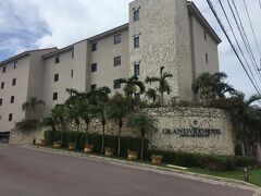 ホテル名のバス停があり、目の前で停まってくれるので便利。