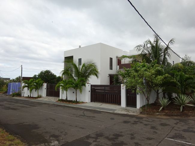 宿のある集落に戻ってきました。なかなか立派な住宅が並んでいました。