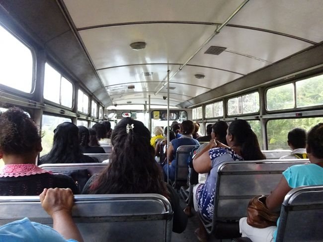 バスの車内。この路線はそれほど混みませんでしたが、混雑すると2人掛けのシートに3人座っていました。モーリシャスは様々な人種の方が入り混じっている印象。
