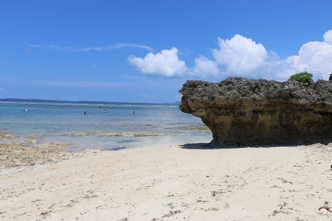 この岩場の影辺りで、パラソル開いて、シートを敷いて休憩しましょう。<br /><br />じゃあ、海に入ってみましょうかってチャプチャプしてる間に、バックの中に隠してあった、スーパーの袋を、カラスにやられてしまいました。<br />おやつのサーターアンダギー、小腹がすいた時のパン。<br />気付いて戻って来た時には、サーターアンダギー全滅、パンも半分やられて、追い払いました。<br /><br /><br />ホント、カラスって頭いいんですよね。<br />皆さんも気を付けてください。