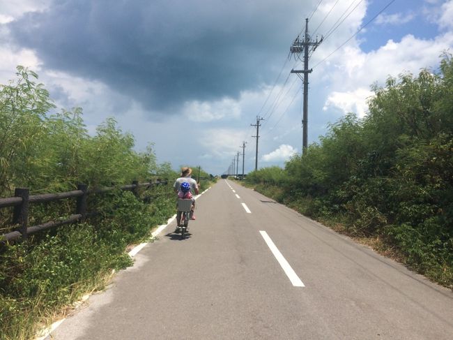 怪しい雲が見えてます。<br />この雲が、後々スコールとなりましたが、石垣島に戻る船の中だったのでラッキーでした。<br />石垣島に着いたら、スコールもやんでいました。