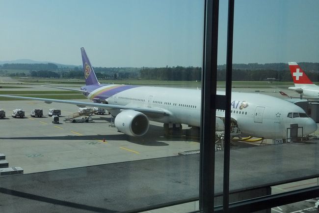 機体は来るときと同じB777。３−３−３並びの真ん中の通路を取りましたが、今回は多少すいていて、隣が空いていたので煩わしさもなく快適でした。