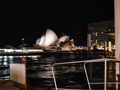 桟橋から見たオペラハウスもライトアップ。
これから船に乗り込みます。