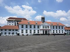 ジャカルタ歴史博物館。1627年、市庁舎として建てられました。
建物が大きくて、全景を撮るのが難しい…。
