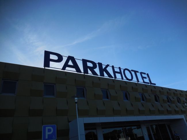 9月16日（金）<br />羽田から出発しフランクフルト経由でポルトへ23:00着。<br />初のポルトガルはポルト市街に直接行ったけど、今回は空港前のホテルで1泊。<br />翌朝、アヴェイロへ。<br /><br />決して広くは無いけど綺麗な部屋でした。<br />アメニティは無いので持参してください。<br />