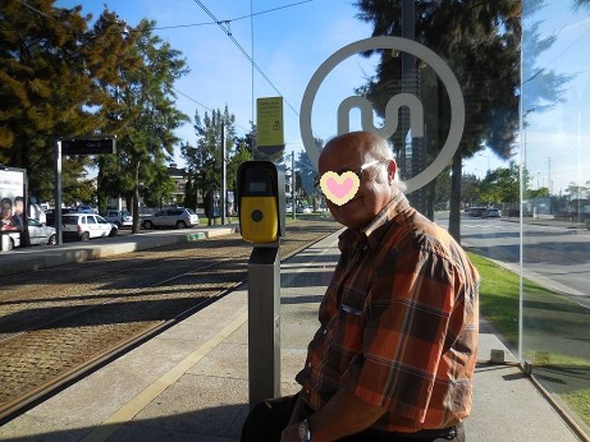 メトロの『Botica』から『Campanha』に向います。<br /><br />1年半ぶりのメトロの乗車。<br />切符を購入しようとしていたらこのおじいさんが機械を操作してくれました。<br />おじいさんは電車が来るまでポルトガル語をずーーーーーっと話し続けているのですが私は？？？？？<br />でもコミュニケーションは言葉だけではないですね。<br />親切な心と感謝の気持ちは通じ合うんです！