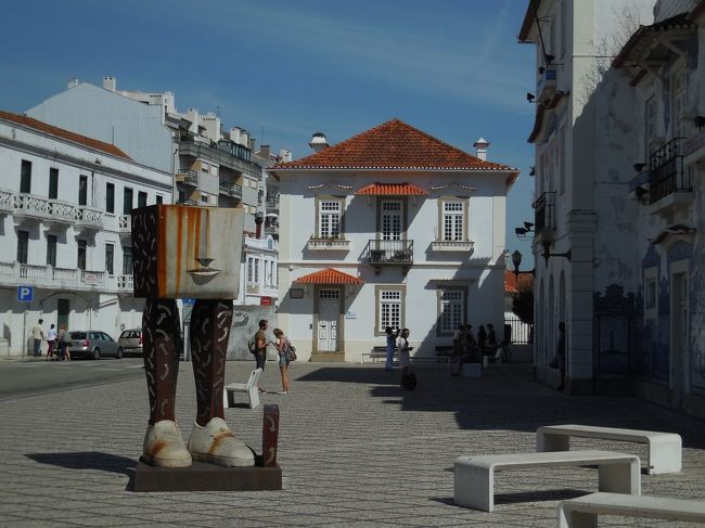 アヴェイロの駅前。<br />さて、どっちだ？？？？<br /><br />駅前の案内板では一番広い道の先が中心のよう。。。<br />ホテルまで徒歩２０分とあったので違うようだったら戻ればいいか。。。<br />