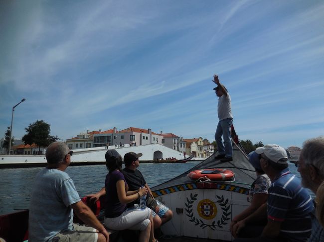 橋の下が狭いのでラッパを鳴らして橋向こうに合図をしながら通過します。