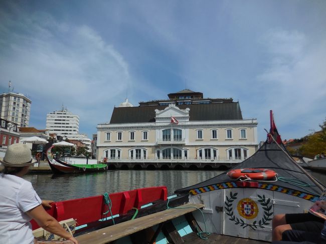 運河を１往復、５０分で８ユーロ。<br />向かいのお客さんが変わっています。<br /><br />１往復したので降りようとしたら何故か「君はまだ座っていなさい」と。<br />で、わたしだけ１往復半。<br />欧米人ばかりの中でたった一人のアジア人。<br />間違えようがないと思うのでサービスしてくれたんだ！と思うことにしました！