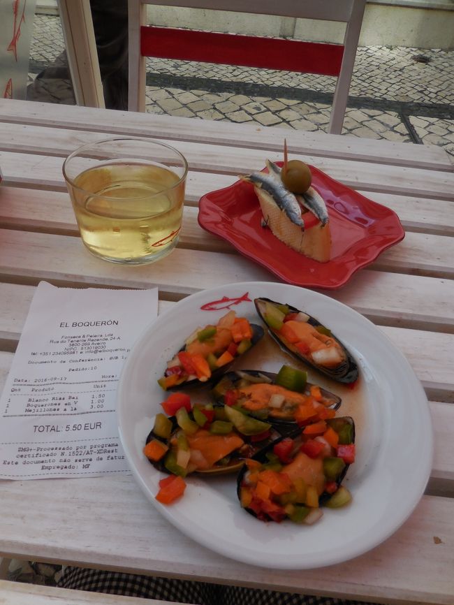 小腹が空いたので、タパスのお店に。<br />これで５．５ユーロですよ。<br />グラスのは水ではなく白ワインですよ。<br />