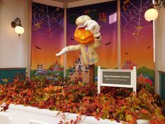 ディズニーランド駅では改札の正面にハロウィンデコ。