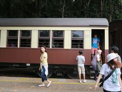 8/26 15:40 バロンフォールズ駅停車。ここで10分ほど停車し，一度目の汽笛が鳴ると急いで列車に戻らなければならない。二度目の汽笛を列車外で聞いてしまったら，バロン川を泳いでケアンズに戻らにゃならぬ。ブルル・・・ 