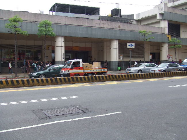 MRTに乗って市内散策 2006/04/29<br /><br />[写真] 頂渓駅<br /><br />頂渓は、義姉の家があるので、私の台湾旅行の拠点になる場所です。 近くには夜市（楽華夜市）や色々お店（ケーキ屋さん、韓国街など）もありますので住むのはとても便利なところです。豆乳や小龍包の世界豆奨大王、餃子、牛肉麺の美味しい食べ物屋がたくさんあります