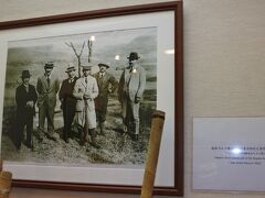 仙石ゴルフ場でプレーをされたときの昭和天皇。
1922年皇太子当時。右から3人目。