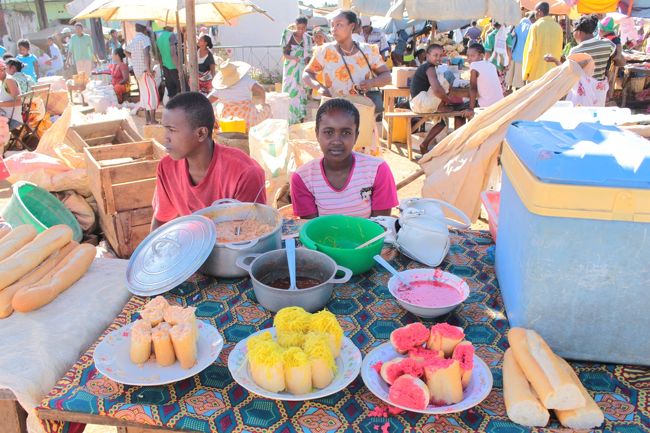 フランスパンの上にカラフルな何かをかけたもの<br />多分、甘い<br />写真も撮らせてくれてありがとう