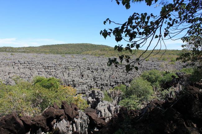 手前の黒い岩は火山岩でここは昔は海の中だったそうな<br />ツィンギーとはつま先でしか歩けないような先の尖ったという意味なんだって