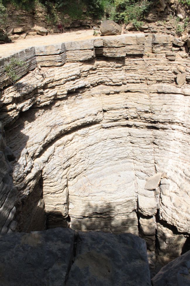 水が溜まるような大きな深い穴だけど、雨季には水が溢れもっと上まで川のようになるらしい<br /><br />