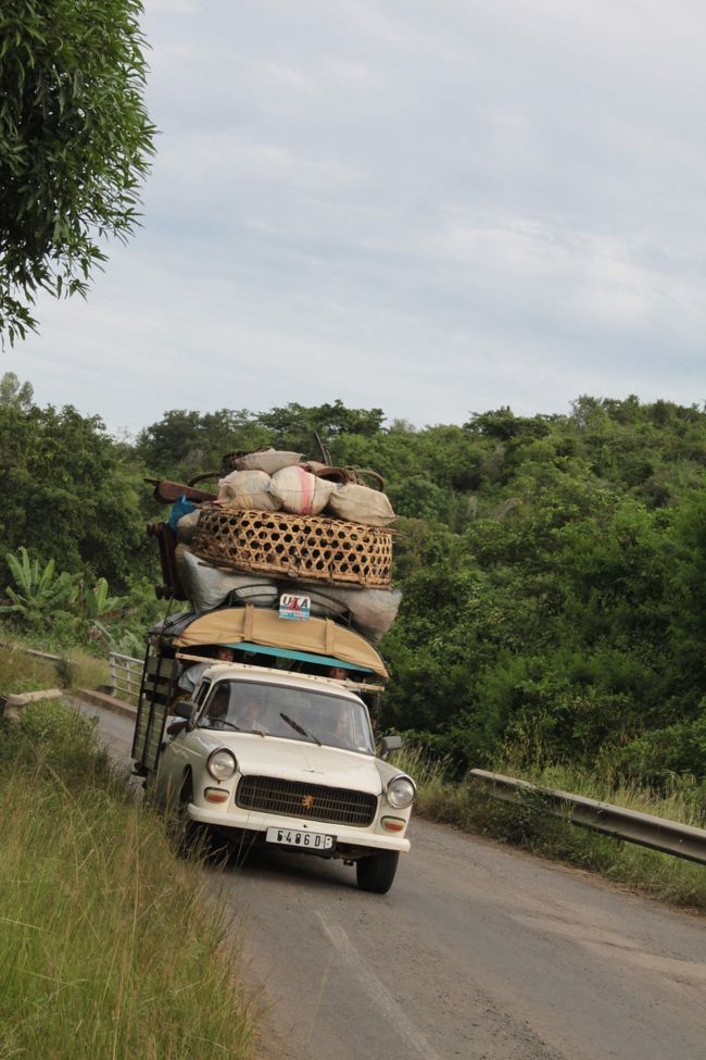 考えられないような積み方のタクシーブルース<br />相当重たいのか、かなりのゆっくり走行