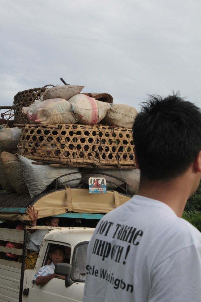 顔は見えないけど手だけびよーんと伸びてきました<br />荷物の中には家畜らしきものもいるし、後ろに乗っている人はゲーゲーしちゃっているし、あれだけ荷物も人も乗っていたら揺れも酷そう