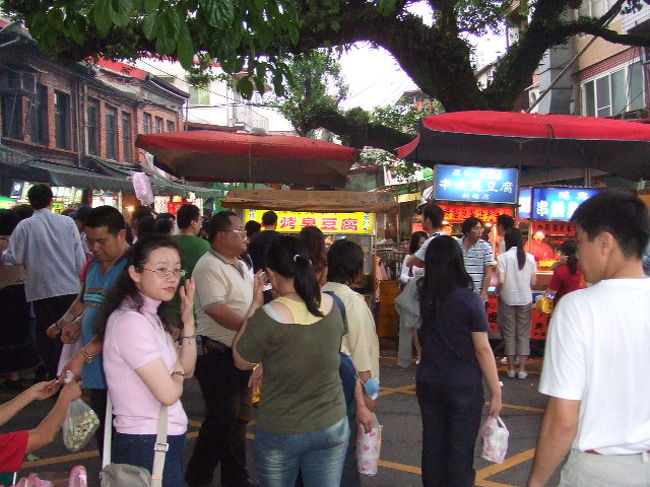 深抗老街<br /><br />深抗老街入り口にある巨木