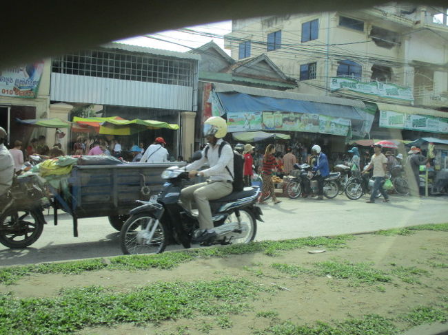 市街地を抜けて、昨日のキリングフィールド行でも通った郊外へ走ります。