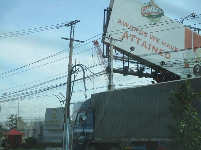 途中でカンボジアビール工場の横を通りました。<br /><br />右横でよくわからないですが、ビール瓶のキャップの看板でした。