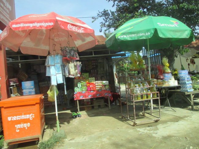 こんなお店がロードサイドに点在しています。<br /><br />ペットボトルに黄色い液体が入っていますが、ガソリンです。<br /><br />ガソリンをペットボトルに詰めて売っていて、バイクの人は買ってタンクに流し込んで給油。<br /><br />危なくないの？時々燃える！！だそうです。