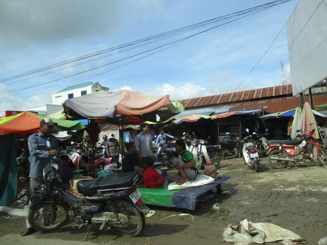 楽しそうにローカルが集っています。<br /><br />サービスエリア的な店の集合体。