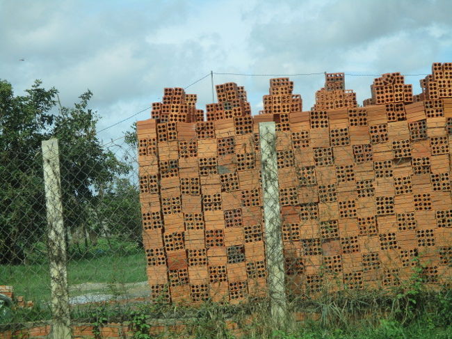 プノンペンのレンガです。<br /><br />小さな穴がたくさん開いています。