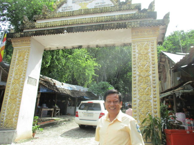 最初の観光地、プノン・タマウ寺院：プノン・タマウ山の上の寺院見学 <br /><br />ガイドのソワンさんです。プノンペンには日本語ガイドが少ないそうです。<br />