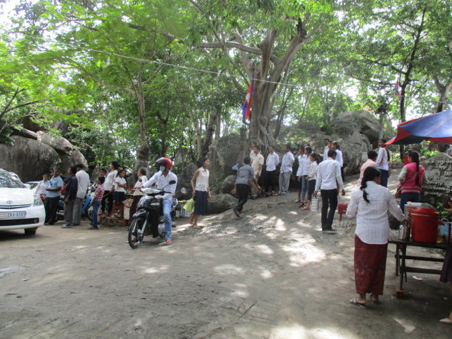 人がいっぱい。<br /><br />何かの宗教的な行事日のようです。<br /><br />お供えの鍋３段重ねを持った人、出店があります。