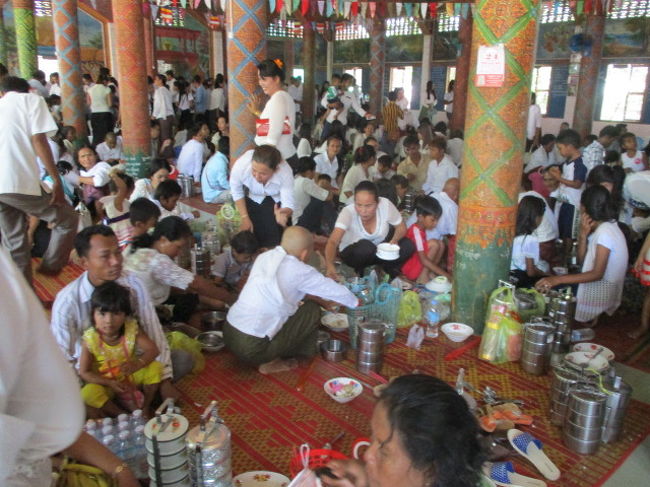 建物、お堂の中は人で一杯。<br /><br />お供え物なのか、自分たちで食べるのか、３段重ねの鍋のようなものを持ち込んで、食べ物一杯です。<br /><br />おとなしく座っているので、これから説教などのイベントがあるのかと思いました。偉い感じのお坊様が仏像の近くにいらっしゃったので・・お坊様は畏れ多くて撮影しません。