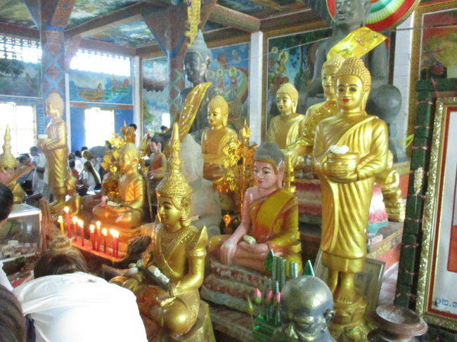そう、建物の中には金色に輝く美しい仏像が並んでいます。<br /><br />ホント、カンボジアの仏像は美女。