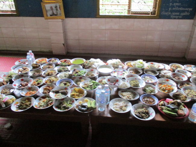 並べられた食べ物が圧巻です。<br /><br />お堂の中に美しい金の像と、大勢の人と多くの食べ物。善男善女の集う信仰心の篤い場所。<br /><br />不思議な光景でした。