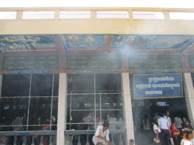 ちょっと人々と一緒にお寺？建物の中へ靴を抜いで入って見ます。<br /><br />ガイドさんと一緒だから安心です。<br /><br />行く先々でカンボジアリアルのチップをガイドさんは渡していました。<br />だから、入れてもらえたのかしら？？