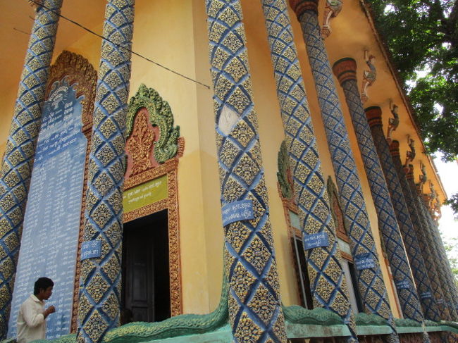 後ろにこんな美しい建物　この寺院がメインの建物のようです。