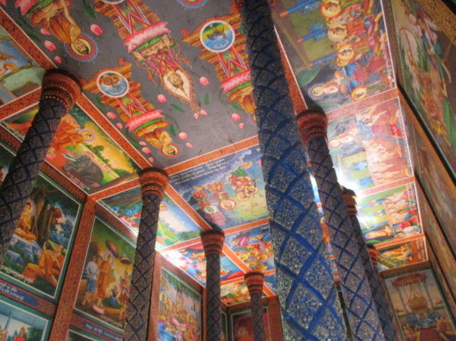 中の天井画や壁画が美しい