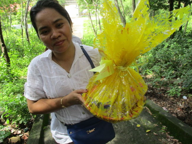 あ、そう、歩いてお供え物を持ってくる人にあったので、写真を撮らせてもらいました。<br /><br />このあと、トンレバティの水上レストランで食事の予約をして、タマウ動物園へ行きました。ガイドさんのアテンドよくて、スーイスイです。