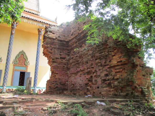 古ーい遺跡とﾋﾟｶﾋﾟｶの寺院、そして近くの建物の中のローカルパワー。<br /><br />なかなか楽しいです。