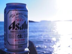 たこは残念だったけど、もう一つの目当ては日間賀島の夕陽。
この天気だから夕陽は大丈夫だろうってことで、ビーチを散策しながら缶ビール。
幸せ。。。

写真撮ったら、何かCMみたいな画に（笑）