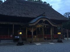 茅葺きの立派な神社でした。