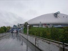 残念ながら、今日はあいにくの雨。
曇り空の札幌ドームです。